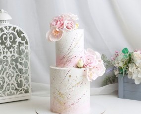 Торт "Розовые брызги и цветы"