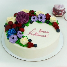 Торт "С кремовыми цветами и ягодами"