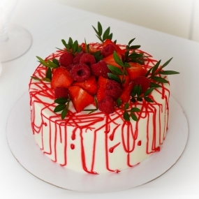Торт "С ягодами и брызгами"
