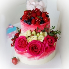 Торт "С цветами и ягодами"