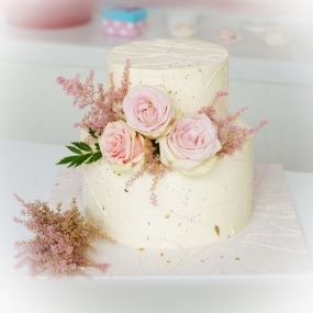 Торт "Белый с брызгами и цветами"