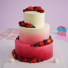 Торт "Бело-розовый с ягодами"