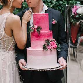 Бело-розовый торт любовь
