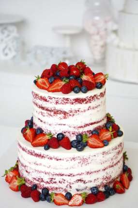 Свадебный открытый торт с ягодами