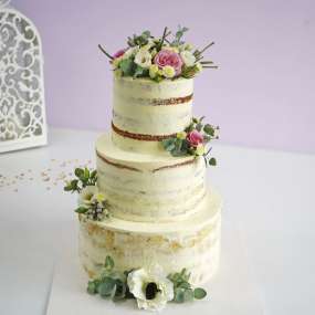 Открытый свадебный торт с цветами