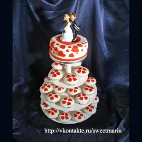 Торт с капкейками "Сердца"