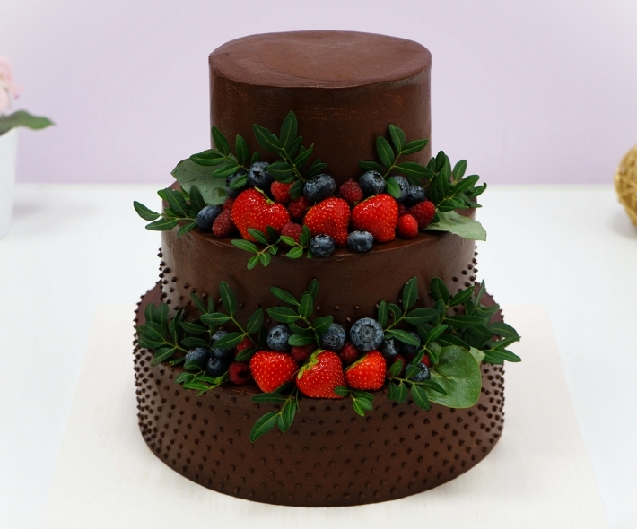 Торт "Свадебный шоколад с ягодами"