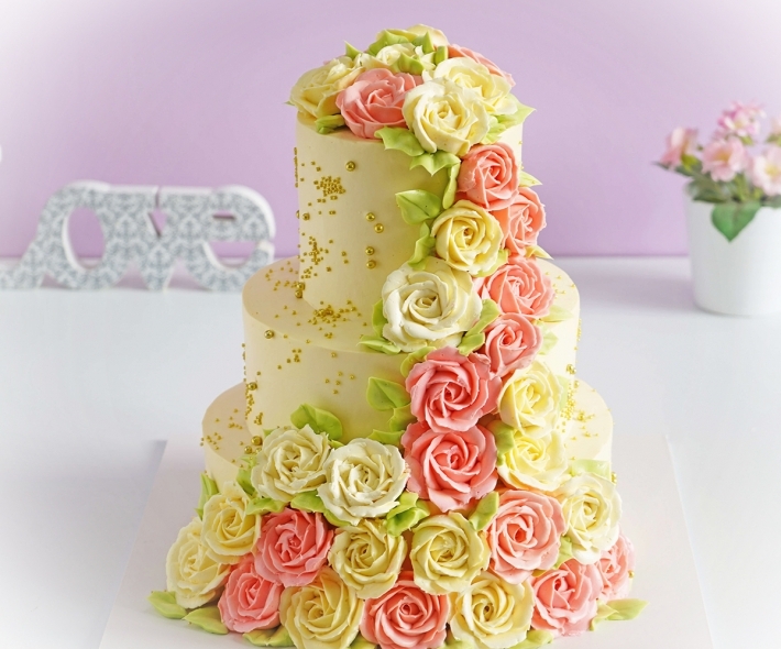 Торт "Ярусный с кремовыми цветами"
