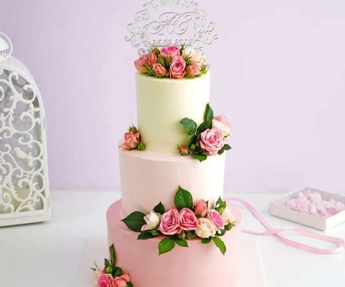 Торт "Бело-розовый с цветами"