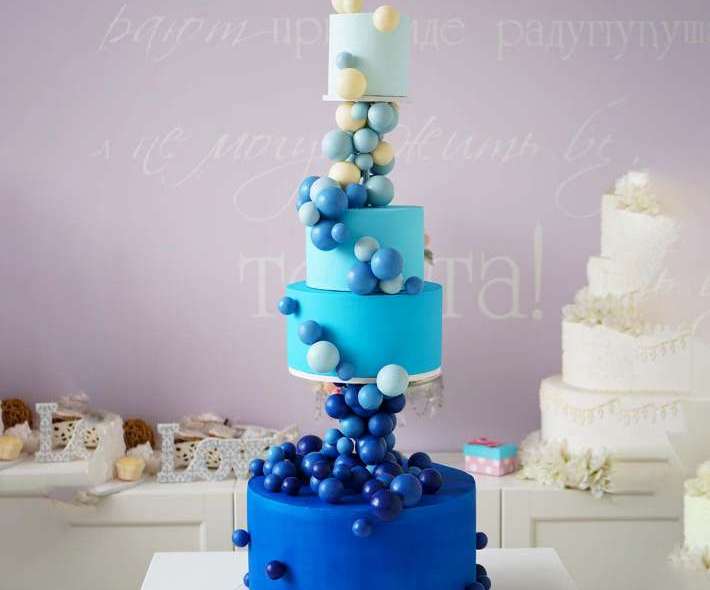 Сине-голубой торт с шарами