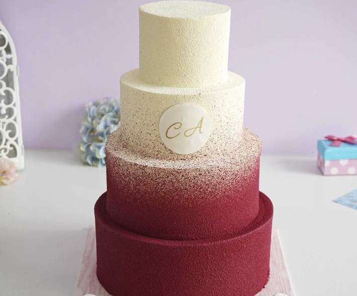 Многоярусный велюровый свадебный торт