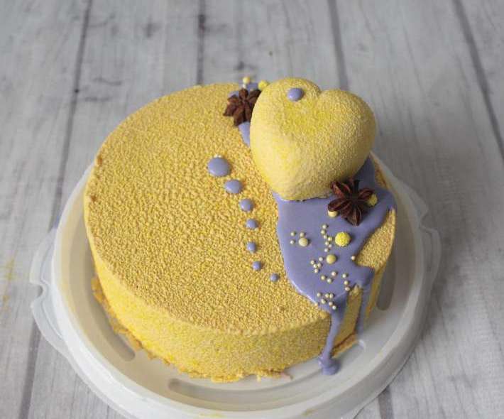 Торт велюровый желтый