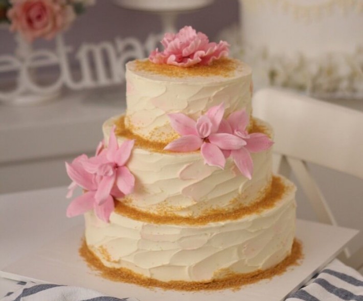 Торт "С розовыми цветами"