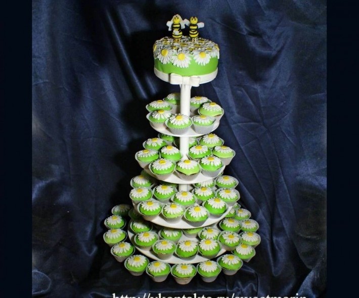 Торт с капкейками "Медовая свадьба"