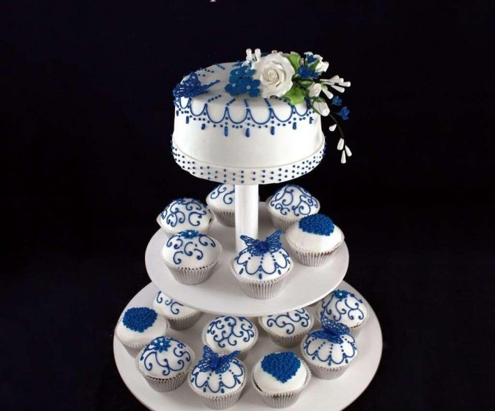 Торт с капкейками "Синяя роспись"
