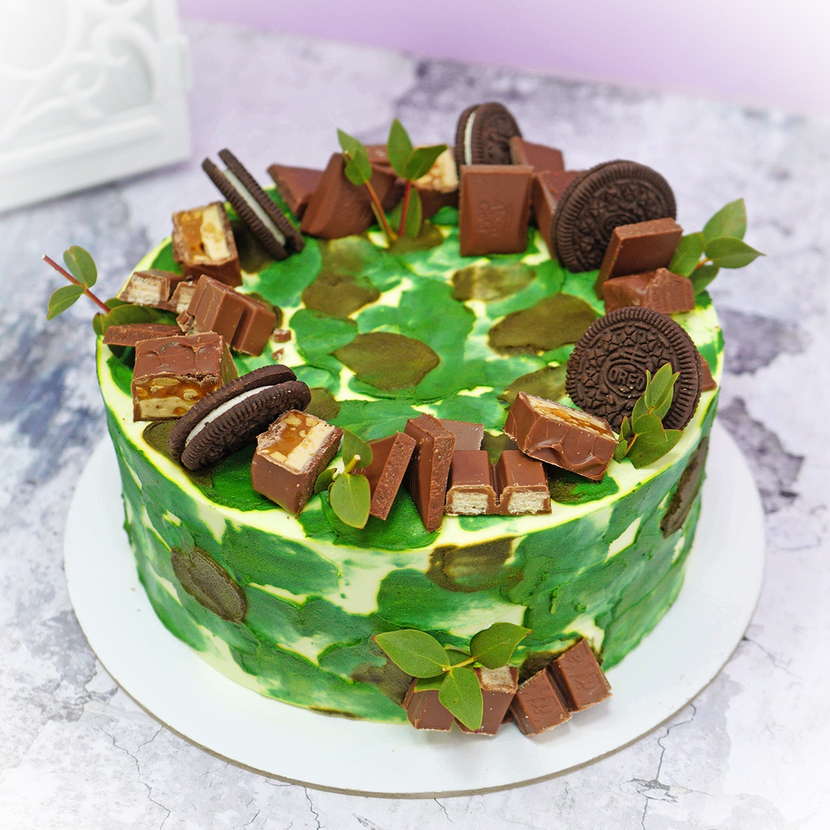 Торт Зеленый со сладостями на 23 февраля на заказ в СПБ с доставкой