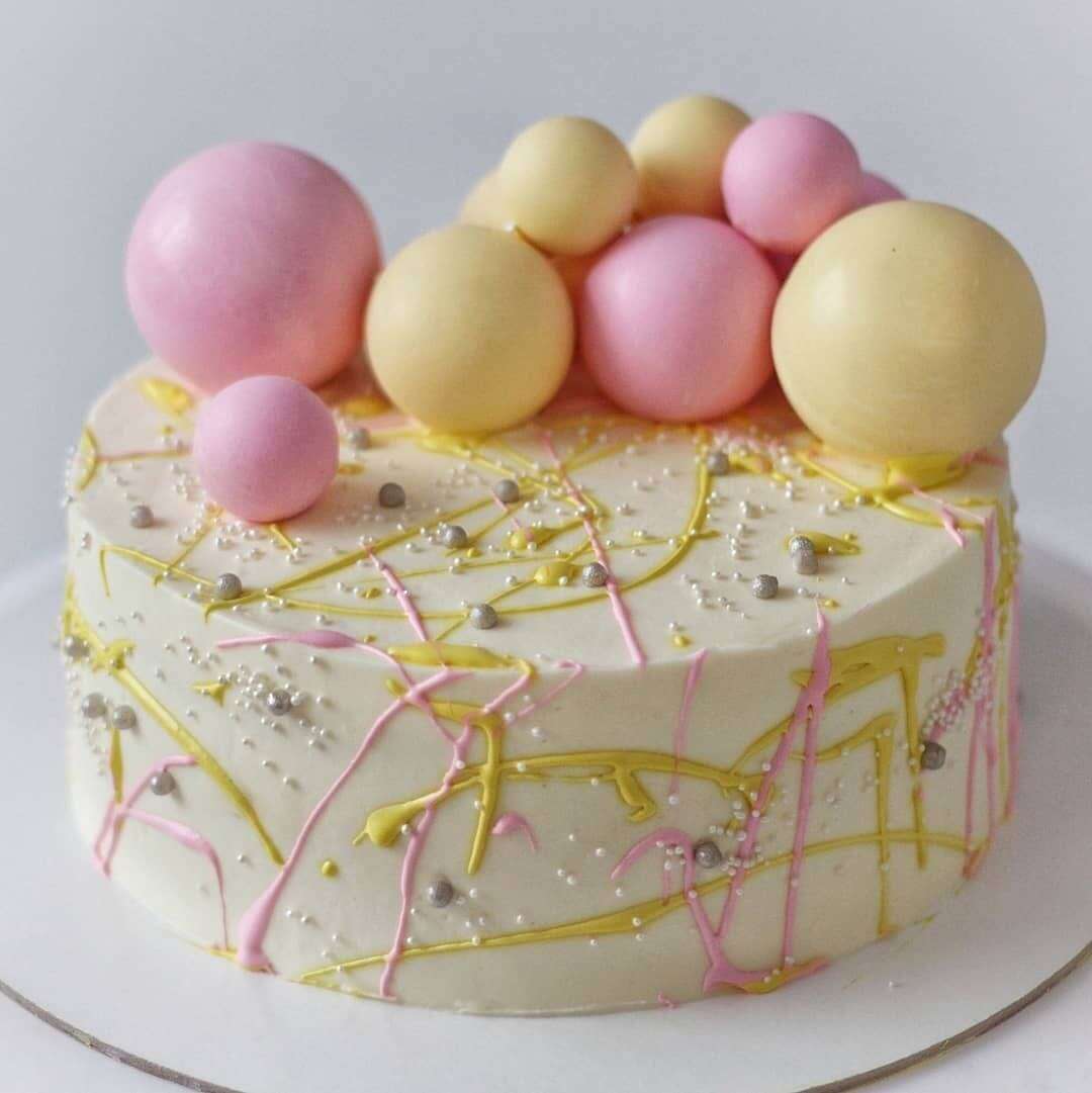 Украсить торт шариками. Торт с шоколадными шарами для девочки. Декор торта с шариками. Торт с шарами из шоколада. Торт с шариками из шоколада.