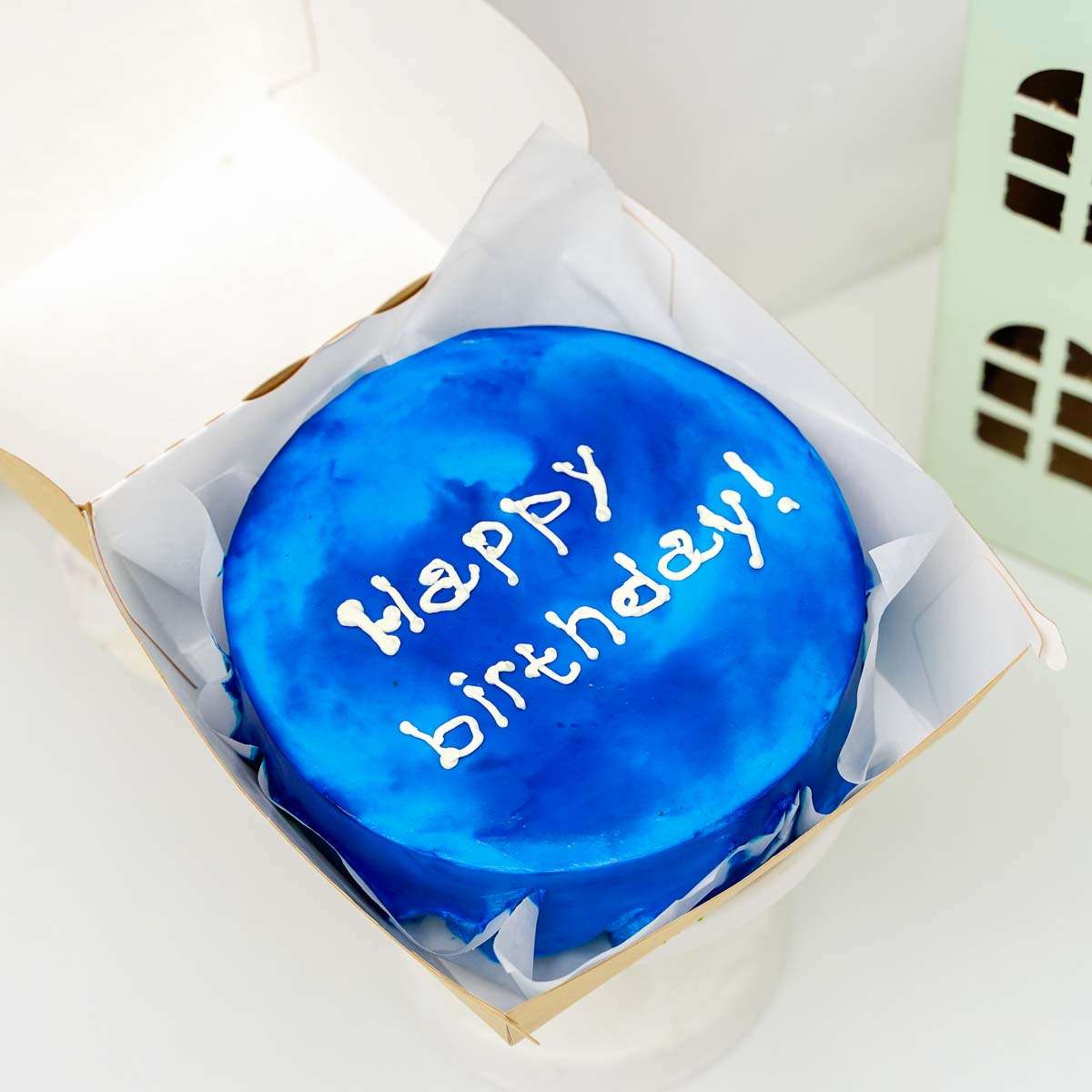 синий торт с надписью