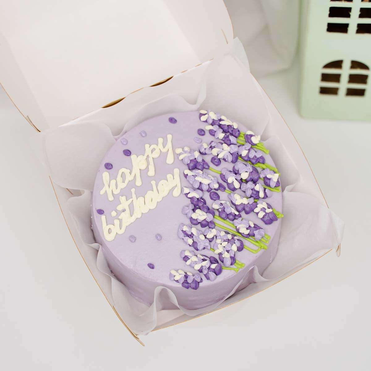фиолетовый торт с цветами и надписью