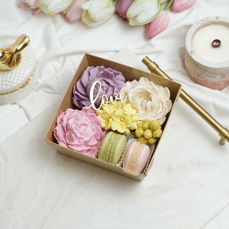 Маленький набор с зефирными цветами и макарон